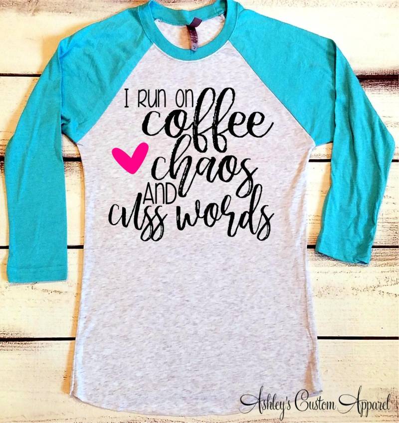 Lustiges Mom Shirt, Ich Laufe Auf Kaffee Chaos Und Cuss Words, Mama Life Shirt Damen Lustiges Trendiges T-Shirt Frau Boss Bester Freund Geschenk von AshleysCustomApparel