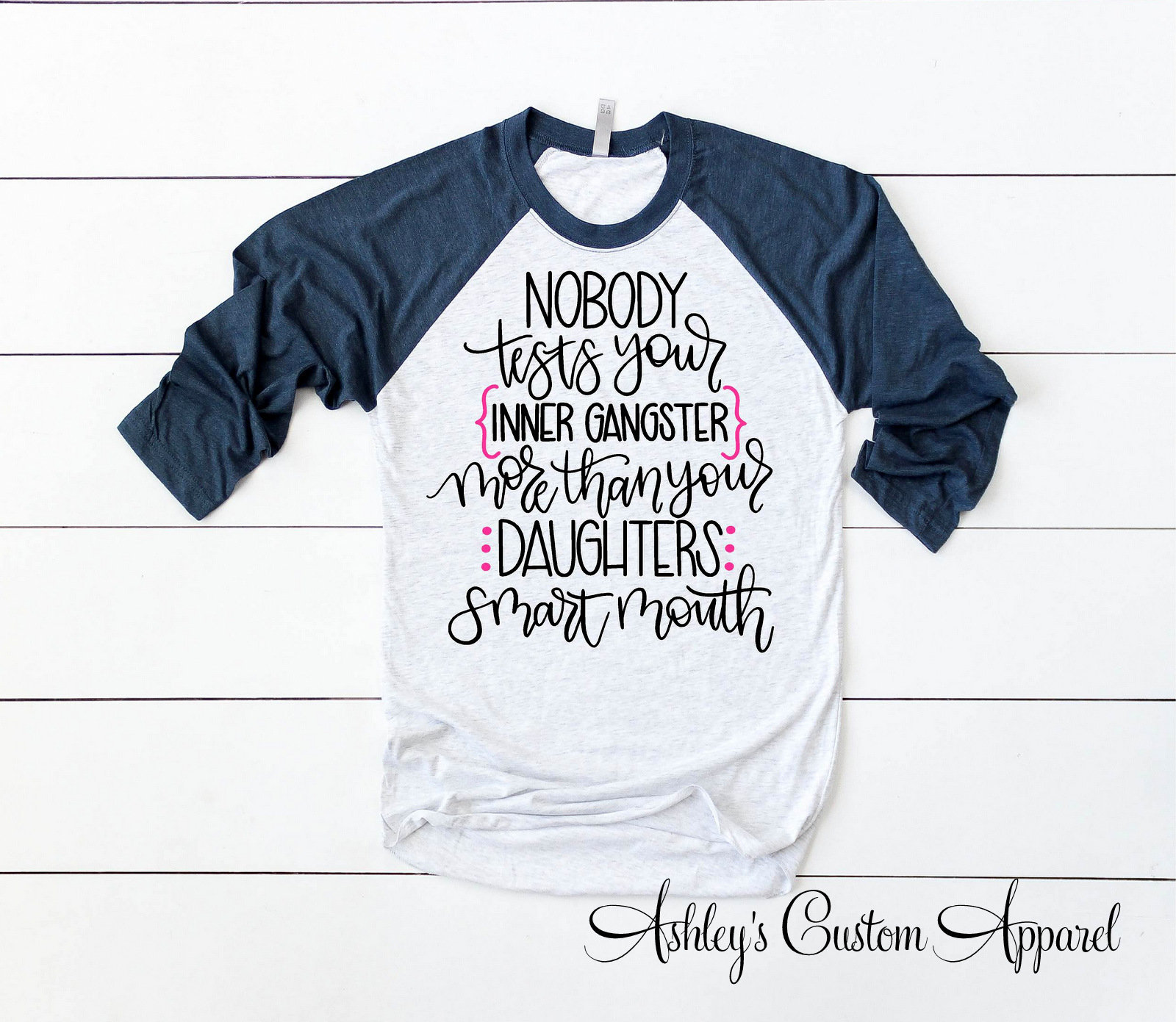 Lustiges Raglan-Shirt Für Die Mutter Der Mädchen Inneres Gangster-T-Shirt von AshleysCustomApparel