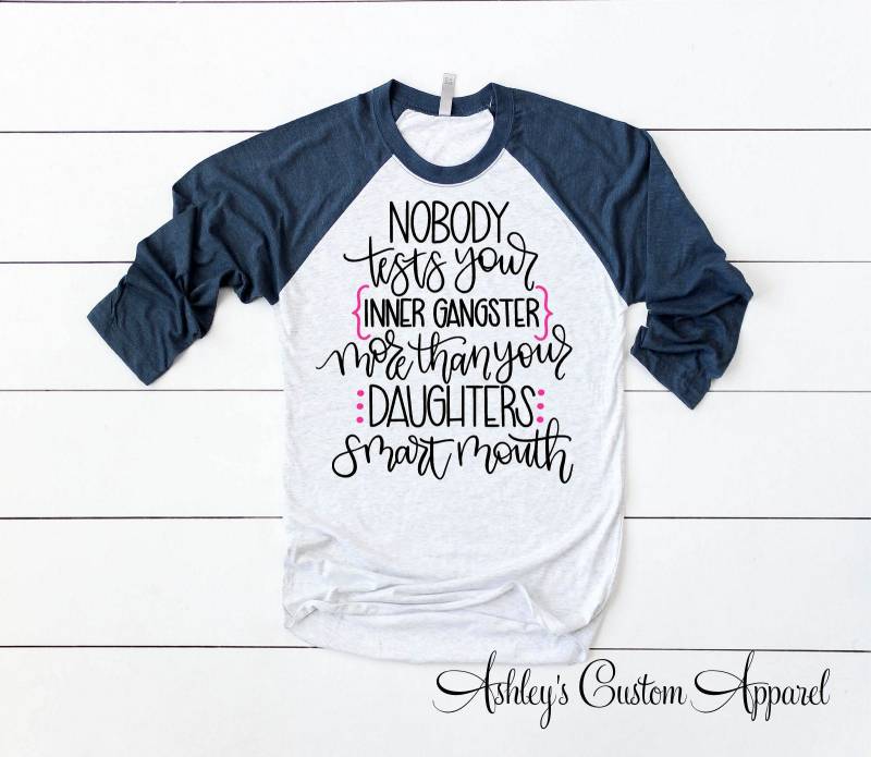 Lustiges Raglan-Shirt Für Die Mutter Der Mädchen Inneres Gangster-T-Shirt von AshleysCustomApparel