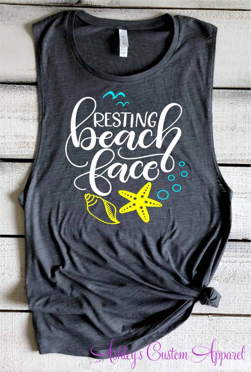 Lustiges Strand-Shirt Ruhender Strand Gesicht Vertuschen Sommerferien Tank Muskelpanzer Bitte T-Shirt Flowy Badeanzug-Vertuschung Strandgebunden von AshleysCustomApparel