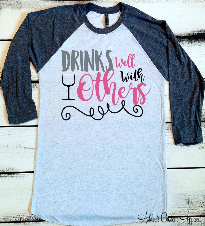 Lustiges Trink T-Shirt, Frauen Happy Hour Shirt, Trinkt Gut Mit Anderen Tag T-Shirt Sprüchen von AshleysCustomApparel