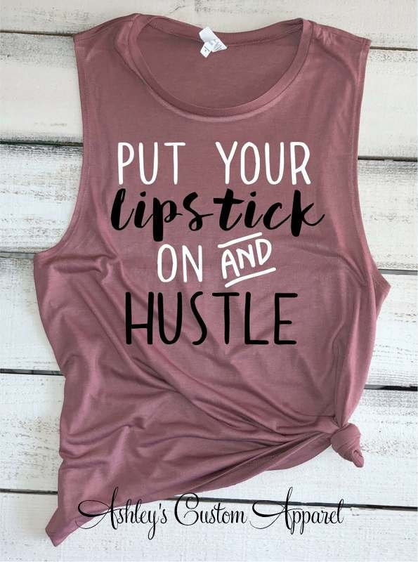 Lustiges Workout-Tanktop, Inspirational, Setzen Sie Ihren Lippenstift Auf Und Hustle, Damen-Fitnessbekleidung, Mama-Fitness, Lippenstift-Shirt von AshleysCustomApparel