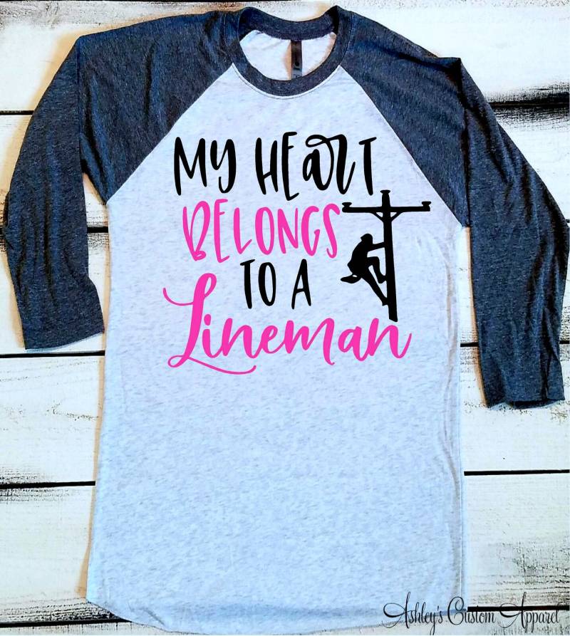Mein Herz Gehört Einem Lineman Stolz Lineman's Frau Shirts Baseball Raglan Linie Shirt Freundin Power Mein Herz Gehört Einem Lineman Stolz Lineman's Frau Shirts Baseball Raglan Linie Shirt Freundin Power von AshleysCustomApparel
