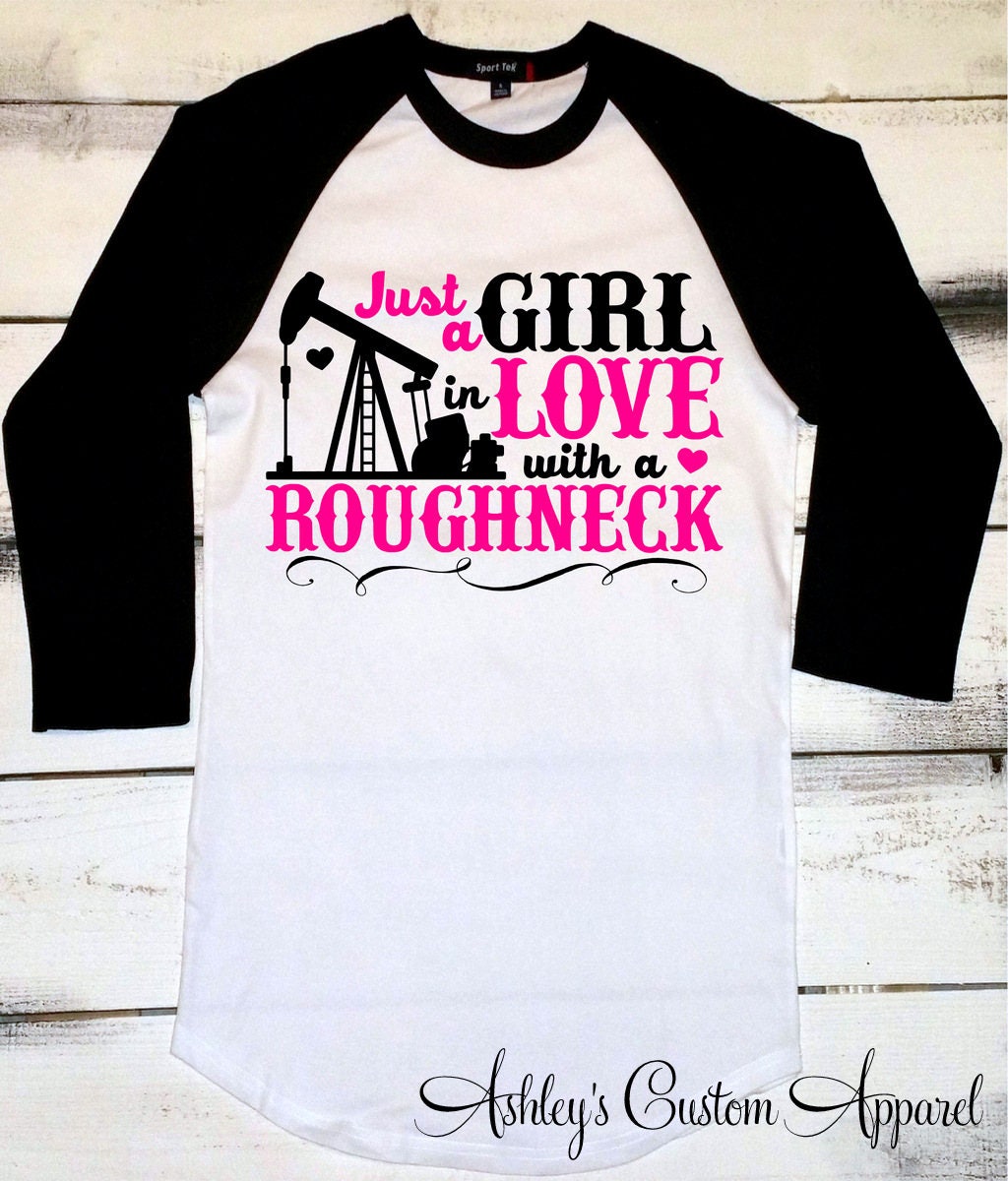 Ölfeld Frau, Frau Shirt, Roughneck Nur Ein Verliebtes Mädchen Mit Einem Roughneck, Baseball T-Shirt von AshleysCustomApparel