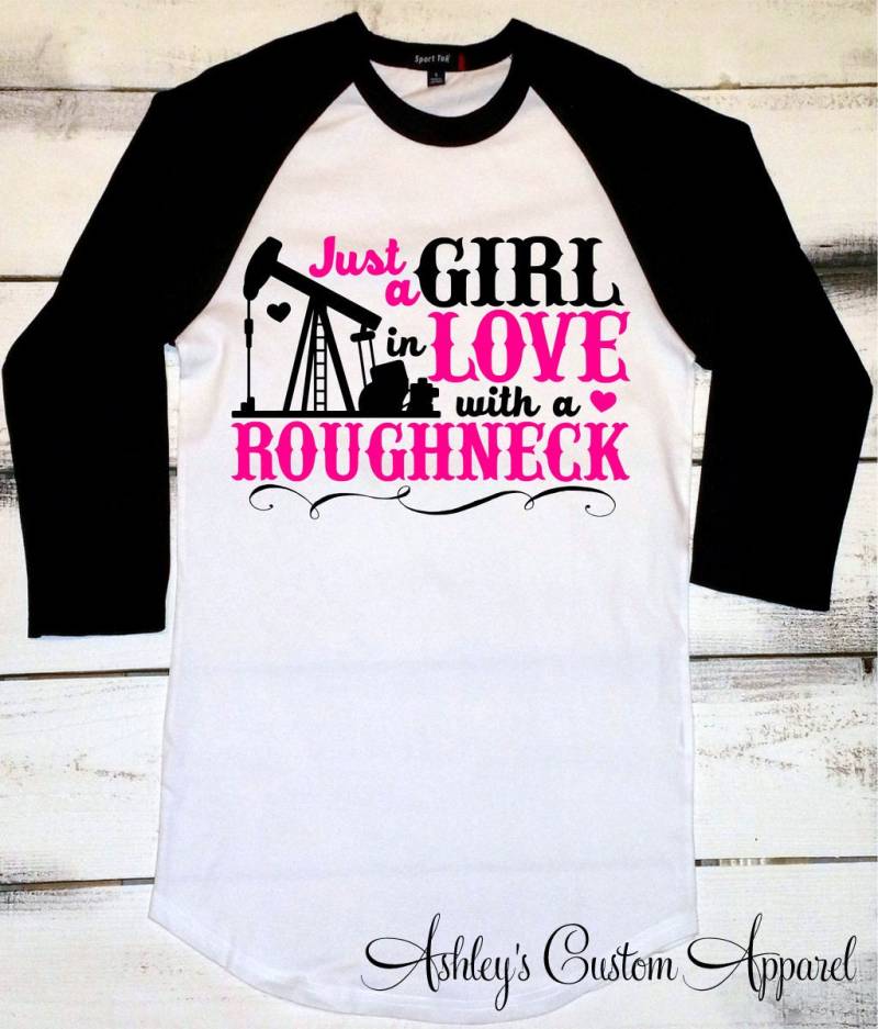 Ölfeld Frau, Frau Shirt, Roughneck Nur Ein Verliebtes Mädchen Mit Einem Roughneck, Baseball T-Shirt von AshleysCustomApparel