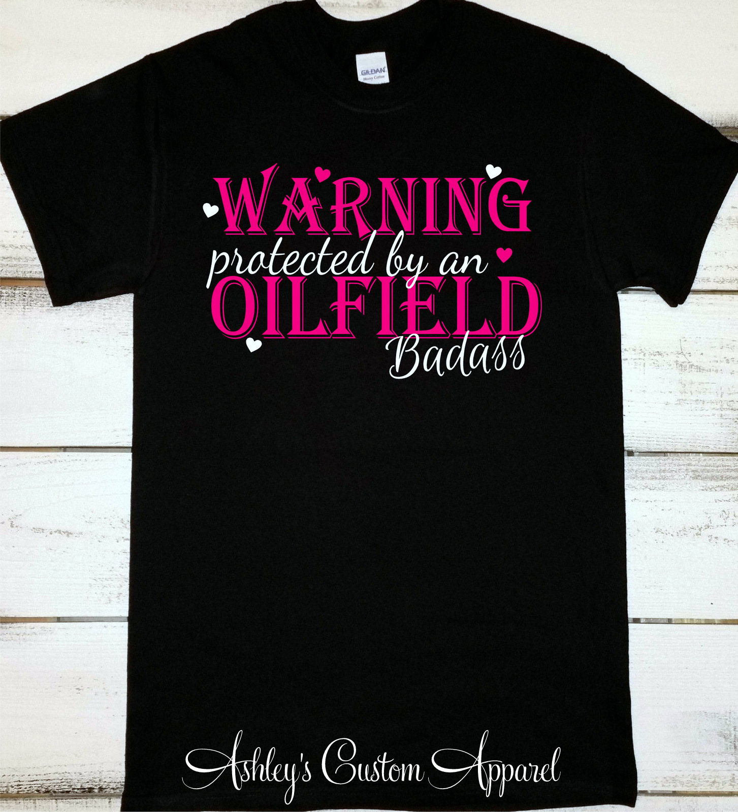 Ölfeld Frau Shirt - Freundin Aufkleber Warnung Geschützt Durch Leben Benutzerdefinierte von AshleysCustomApparel