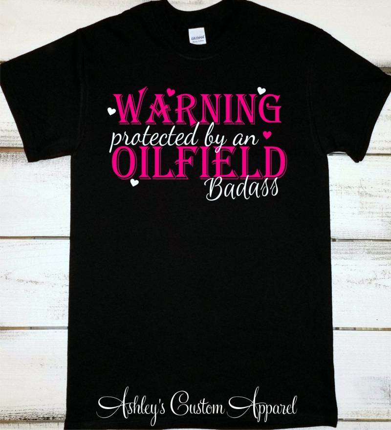 Ölfeld Frau Shirt - Freundin Aufkleber Warnung Geschützt Durch Leben Benutzerdefinierte von AshleysCustomApparel