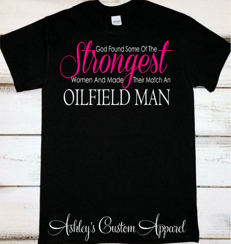 Ölfeld Frau Shirt | Freundin Gottliebend Gott Fand Einige Der Stärksten Frauen Und Machte Ihren Partner Zu Einem Ölfeldmann von AshleysCustomApparel