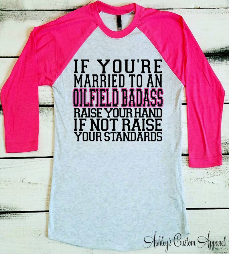Oilfield Wife Raglan-T-Shirt "Raise Your Standards" -Shirt, Verheiratet Mit Einem Ölfeldmann von AshleysCustomApparel