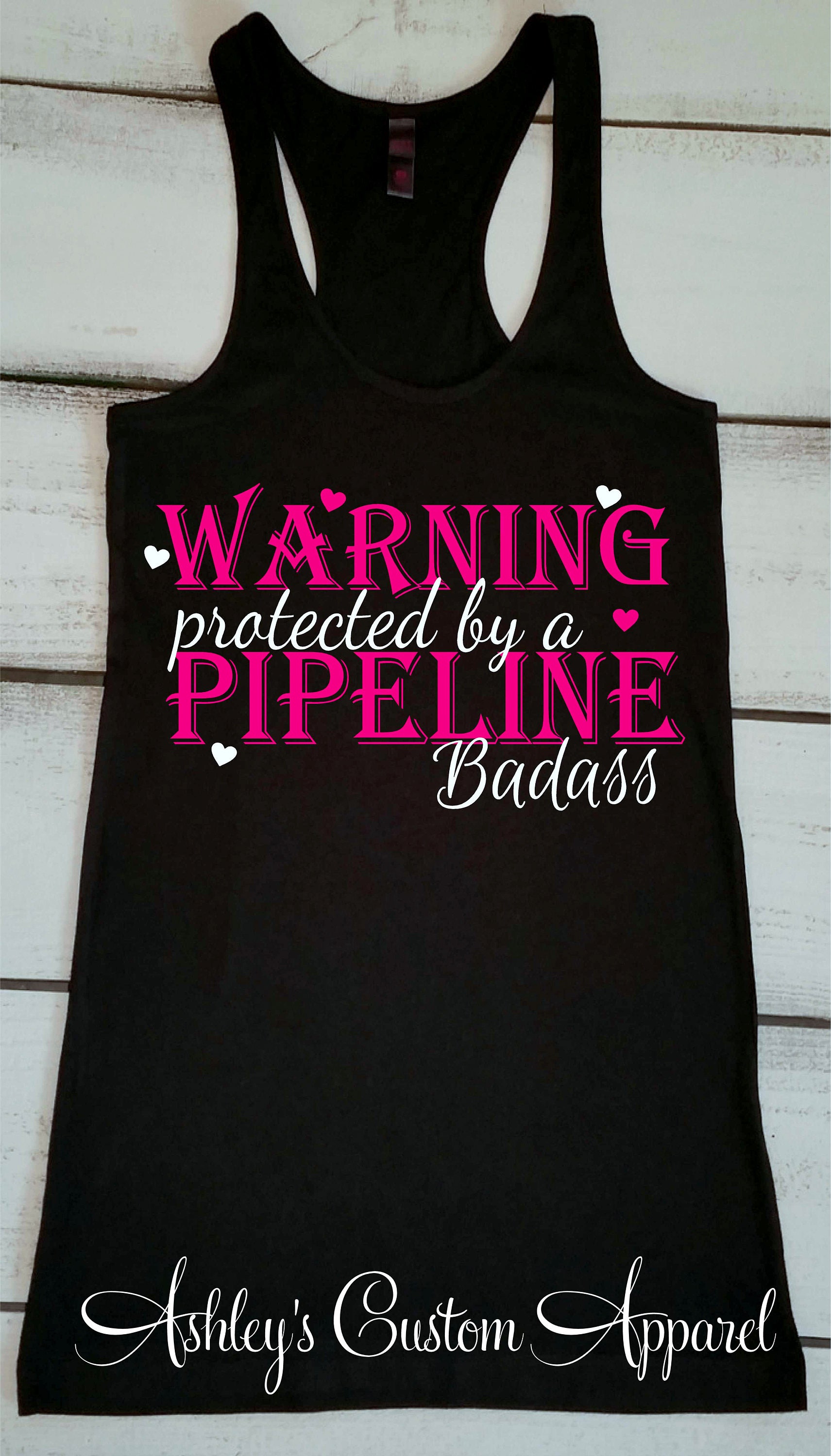 Pipelling Shirt Pi Lzipling Frau Warnung Geschützt Durch Eine Piline Badass Freundin Pipiioner Tshirts Lionr Tank Top von AshleysCustomApparel