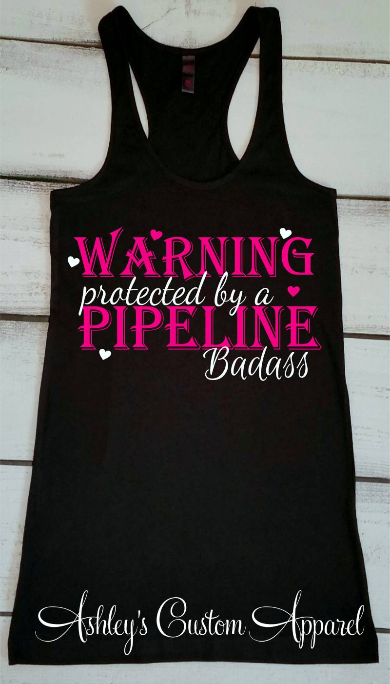 Pipelling Shirt Pi Lzipling Frau Warnung Geschützt Durch Eine Piline Badass Freundin Pipiioner Tshirts Lionr Tank Top von AshleysCustomApparel