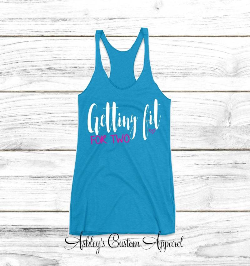 Schwangerschafts Workout Tanktop, Fit Werden Für Zwei, Mutterschafts Tank Top, Baby-Dusche-Geschenk, Fitness-studio Motivation, Mama Zu Sein Shirt von AshleysCustomApparel