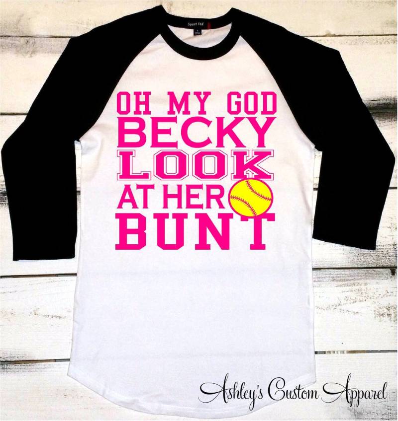 Softball - Oh Mein Gott Becky Look At Her Bunt Pinkes Und Gelb Shirt Baseball T-Shirt Raglan Spielerin Sport-Shirt von AshleysCustomApparel