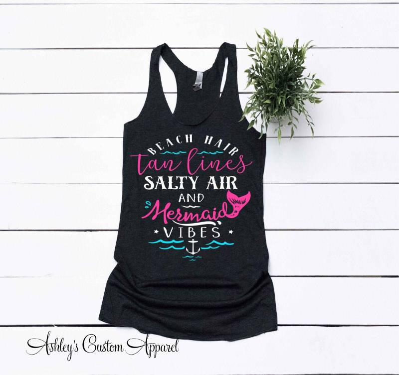 Mermaid Vibes Tank Top Strand Haar, Tan Lines, Salzige Luft, Sommer Urlaub Tops, Cruise Shirt Ladies von AshleysCustomApparel