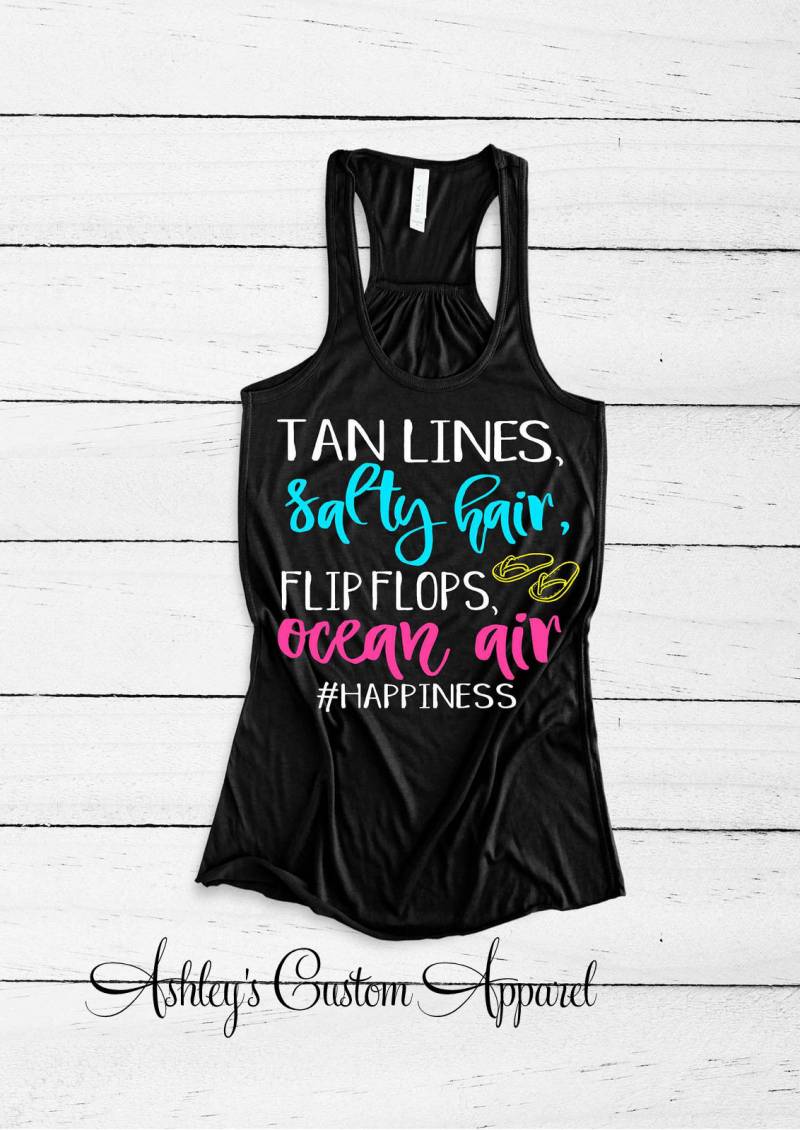 Sommer Tank Tops Mädchen Reise Shirts Kreuzfahrt Tan Linien Salziges Haar Flip Flops Und Ocean Air Urlaub Strand Tshirts von AshleysCustomApparel