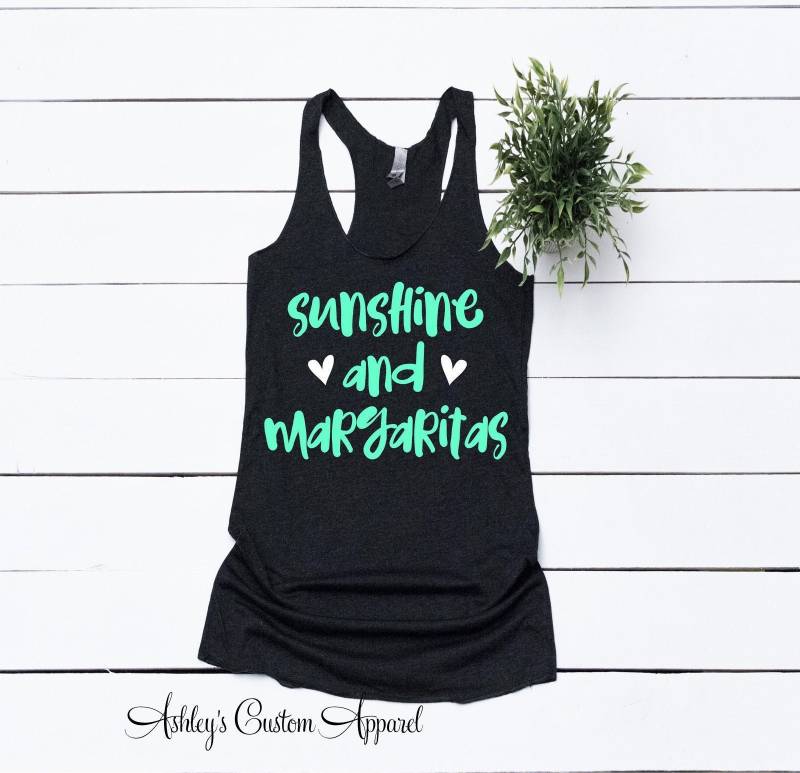 Sommerferien Shirt, Kreuzfahrt Strandausflug Sonnenschein Und Margaritas, Badeanzug Vertuschen, Margarita Tag Trinken Shirts von AshleysCustomApparel