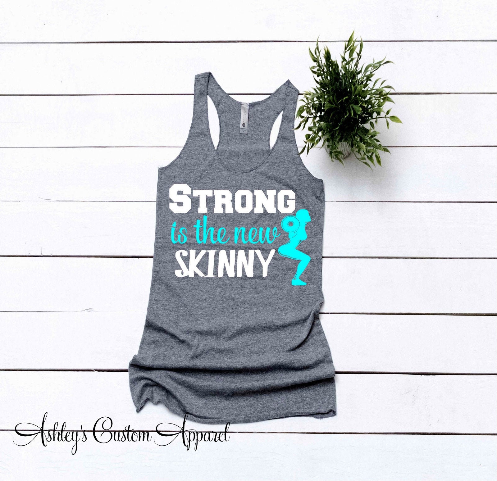 Stark Ist Das Neue Skinny, Workout-Tank, Damen Fitness Tank Top, Gym Shirt, Squats Tank, Motivations Starke Frauen, Heben von AshleysCustomApparel