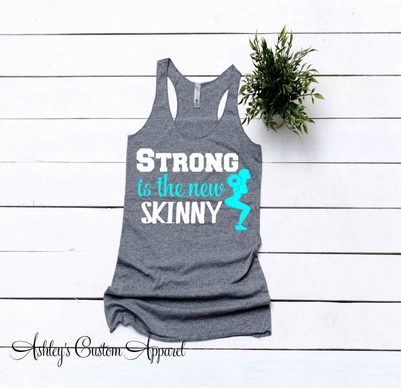 Stark Ist Das Neue Skinny, Workout-Tank, Damen Fitness Tank Top, Gym Shirt, Squats Tank, Motivations Starke Frauen, Heben von AshleysCustomApparel