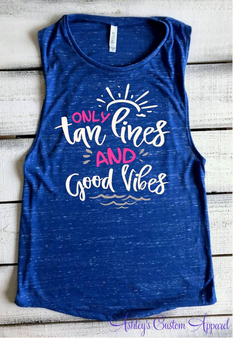 Tan Lines Sommer Tank Tops Gute Zeiten Und Flowy Muskel Nur & Good Vibes Süß Urlaubshemden Cruise Shirt von AshleysCustomApparel
