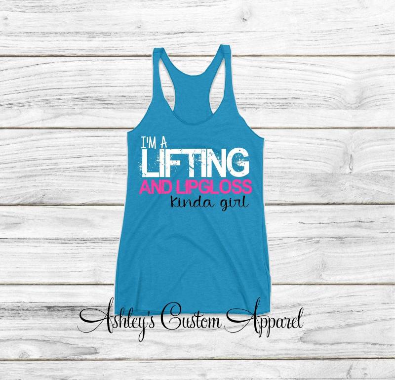 Trainings-Tank. Lifting Und Lipgloss Kinda Girl. Damen Fitness Tanktop. Fitness-studio Motivation. Inspirierende Shirts. Geschenke. Mädchen Die Heben von AshleysCustomApparel