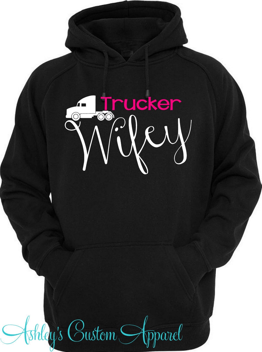 Trucker Wifey Hoodie - Frau Des Halb Lkw-Fahrers von AshleysCustomApparel