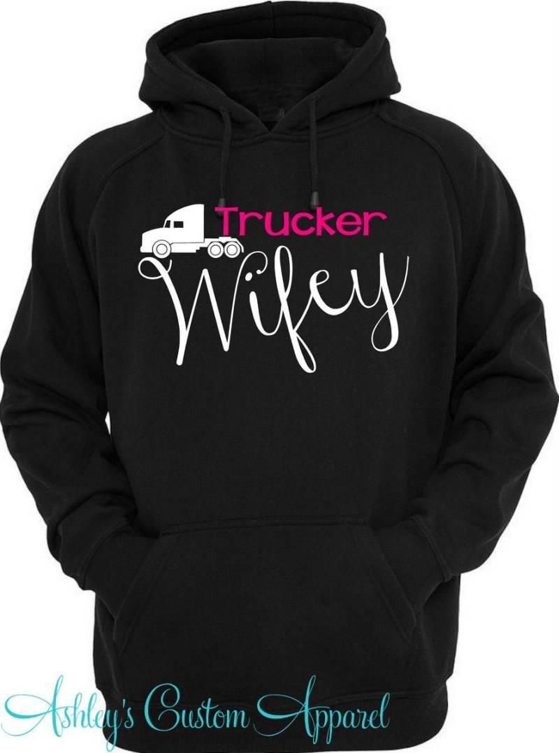 Trucker Wifey Hoodie - Frau Des Halb Lkw-Fahrers von AshleysCustomApparel