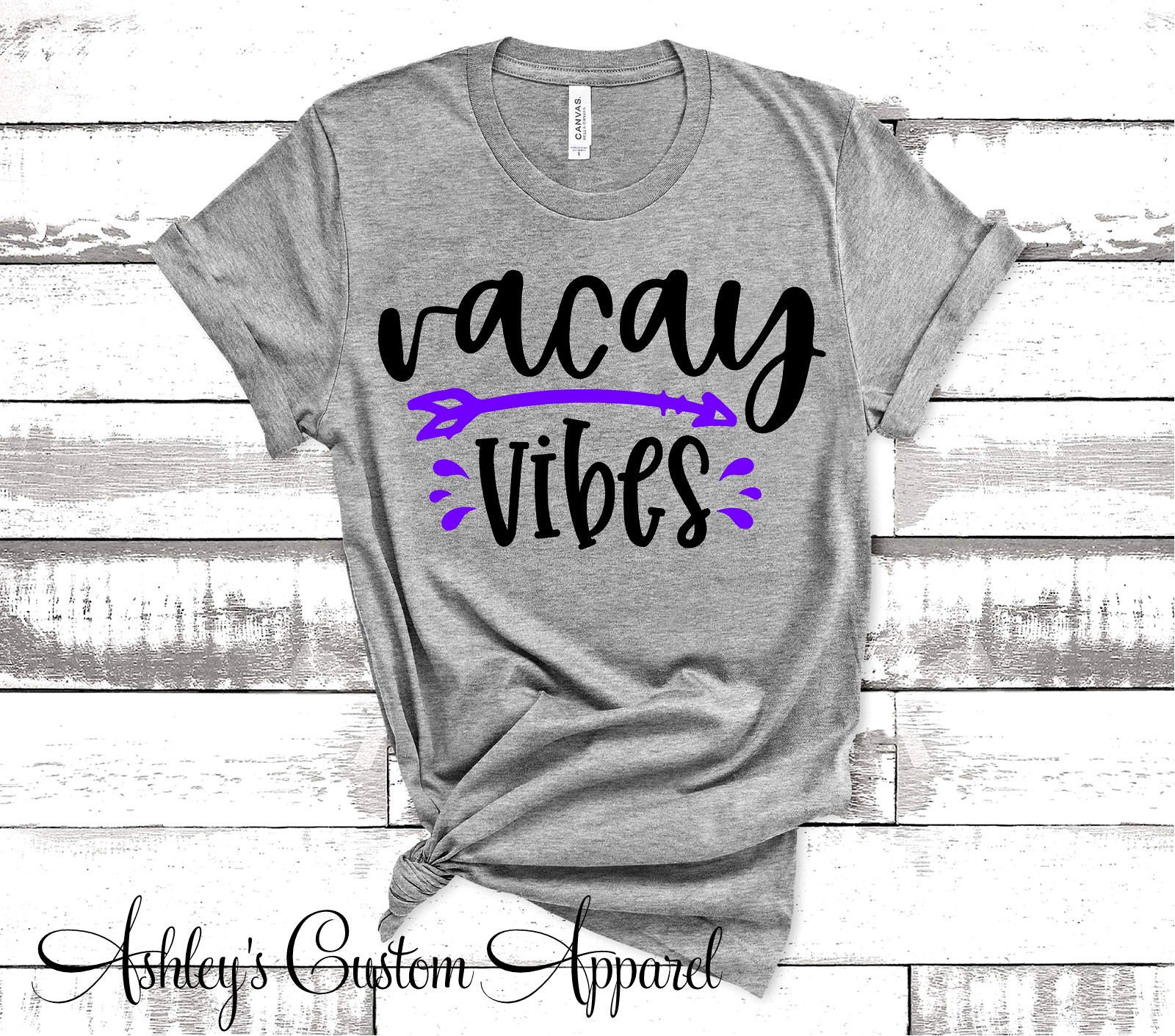 Vacay Vibes Niedliche Urlaubs-Shirts Für Frauen, Badeanzug-Vertuschung, Passendes Urlaubs-T-Shirt, Trendy Sommer-Oberteile, Strand-Hemd von AshleysCustomApparel