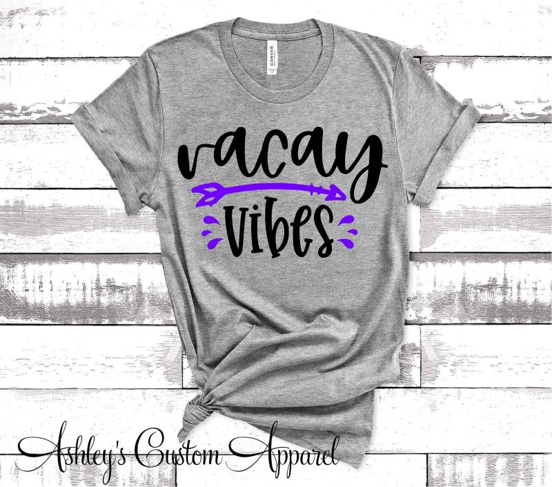 Vacay Vibes Niedliche Urlaubs-Shirts Für Frauen, Badeanzug-Vertuschung, Passendes Urlaubs-T-Shirt, Trendy Sommer-Oberteile, Strand-Hemd von AshleysCustomApparel