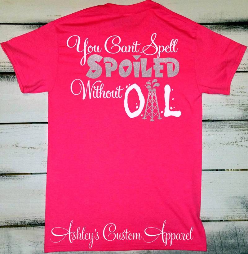 Verwöhnt Ohne Öl Kann Man Nicht Buchstabieren - Ölfeld Frau Freundin Und Gas Rauferei Aufkleber Spoiled Oilfield Wife von AshleysCustomApparel