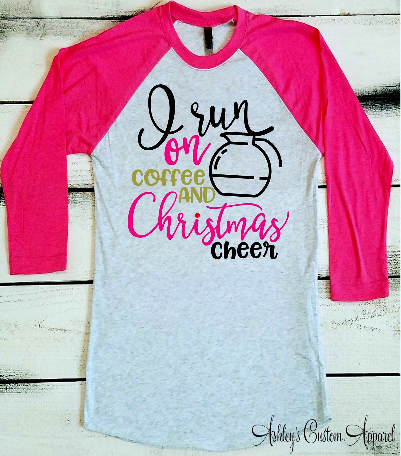 Weihnachten Shirt, Shirts Für Frauen, Weihnachtsbeiseite Und Kaffee Lustiges Mutter Shirt von AshleysCustomApparel
