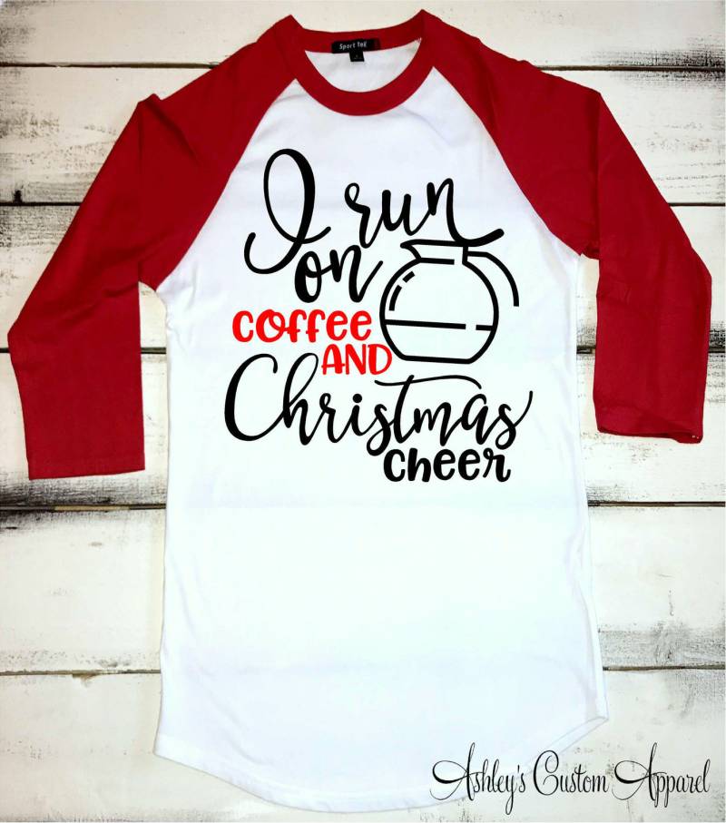 Weihnachts-Shirt, Kaffee Und Weihnachtsstimmung, Weihnachts-Shirts Für Frauen, Urlaubs-Shirts, Lustiges Weihnachts-Shirt von AshleysCustomApparel