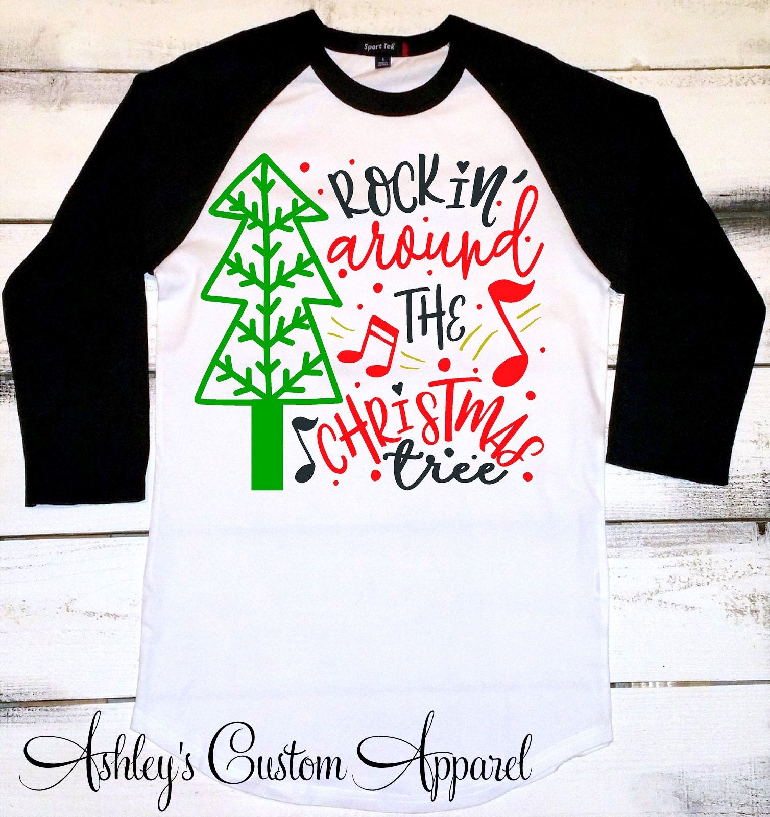 Weihnachts-Shirts Für Frauen, Die Um Den Weihnachtsbaum Schaukeln Feiertags-Geist-Shirts Weihnachtsraglan-Weihnachtsbaum-Shirts Weihnachtslied-Shirts von AshleysCustomApparel