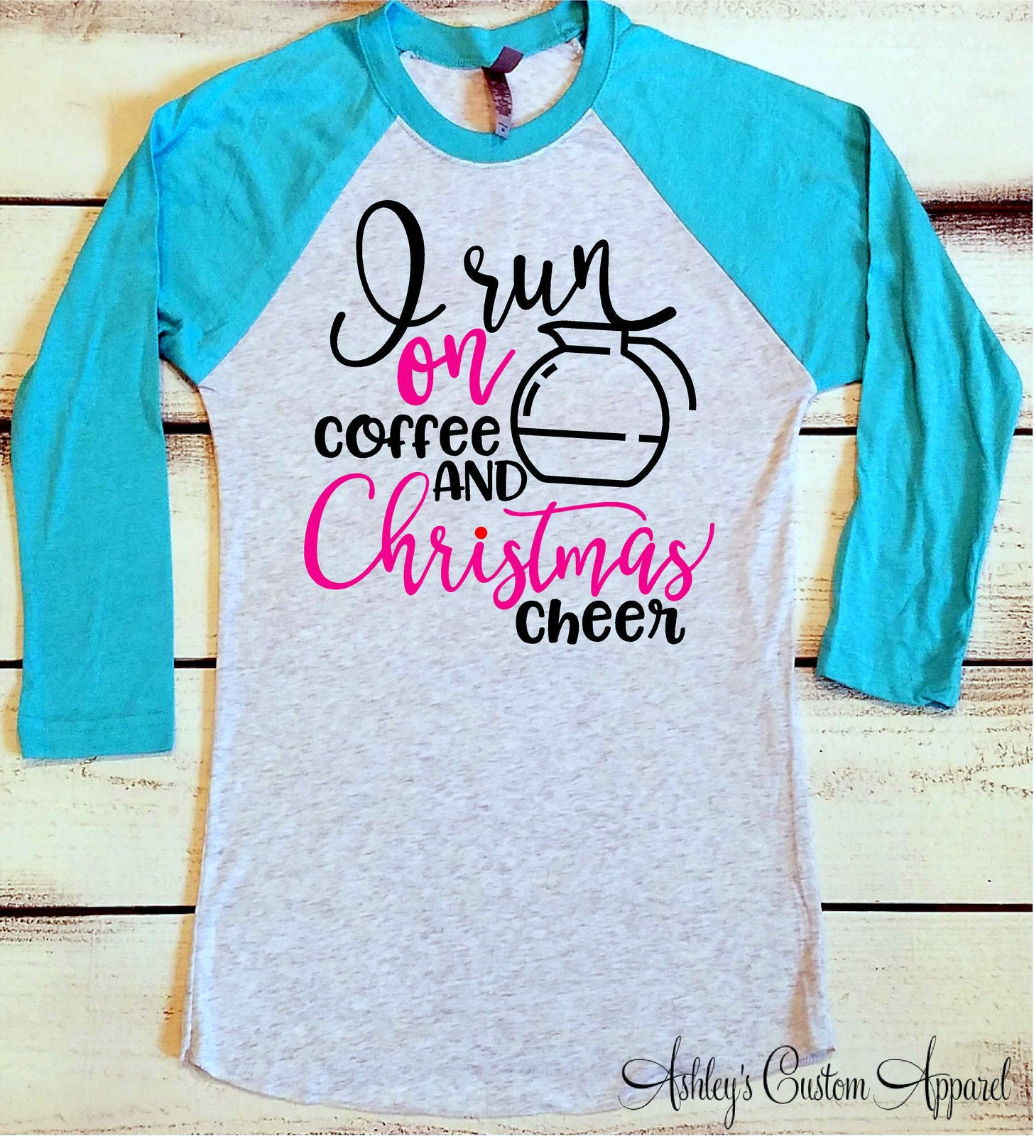 Weihnachtshemden, Lustiges Weihnachtshemd, Ich Laufe Auf Kaffee Und Weihnachtsbeifall-Hemd, Weihnachts-T-stück, Weihnachtsmorgen-Hemd von AshleysCustomApparel