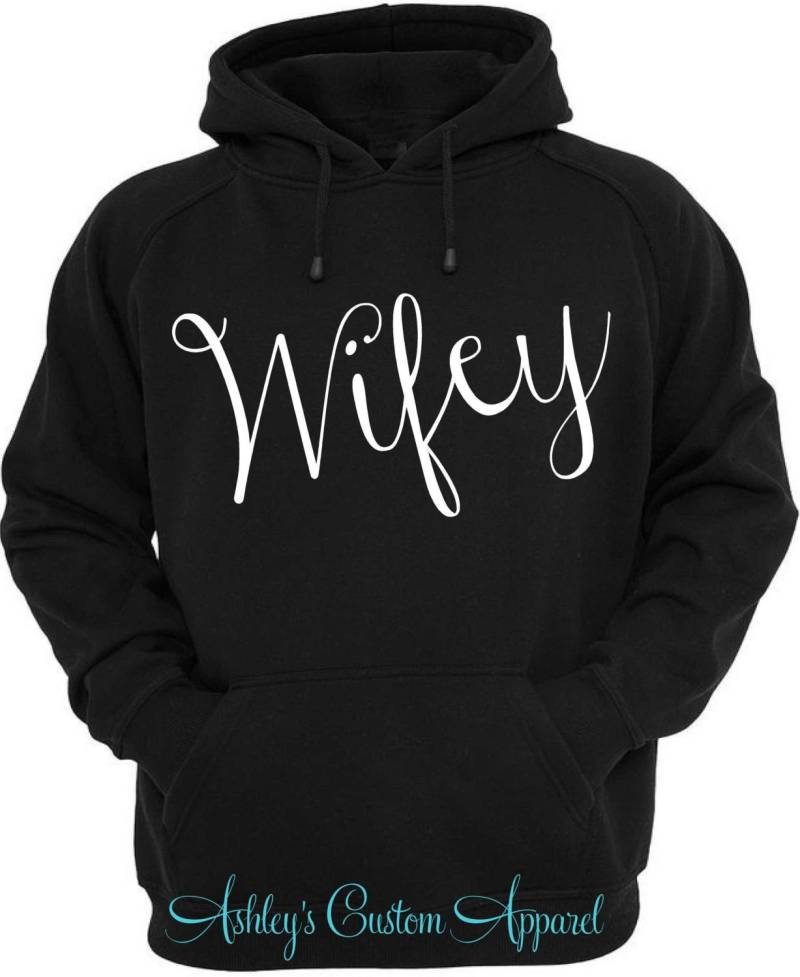 Wifey Hoodie, Shirt, Mr Und Mrs, Custom Pullover, Stolze Frau, Brautgeschenk, Brautparty, Hochzeitsgeschenk, I Love My Husband von AshleysCustomApparel