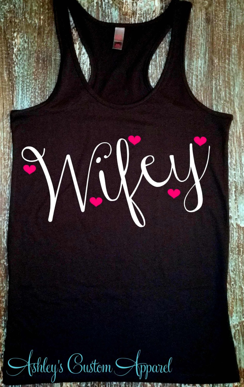Wifey Tank Top, Stolze Frau Shirt, Brautparty Geschenk, Flitterwochen Shirts, Benutzerdefinierte Tank, Hochzeitstag Braut Top von AshleysCustomApparel