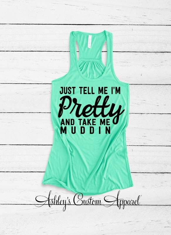 Womens Muddin Shirt, Fitnessbekleidung, Sagen Sie Mir, Ich Bin Hübsch, Nehmen Mich Mudding, Country Shirts Für Frauen, Zitate, Südländer, Redneck von AshleysCustomApparel