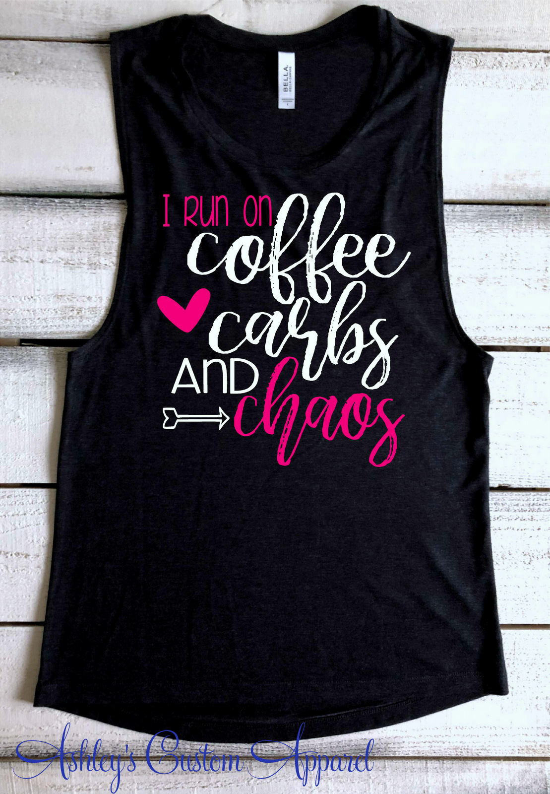 Womens Workout Tank Top Ich Laufe Auf Kaffee Carbs Und Chaos Lustige Muskeltanks Carb Shirts Fließendes Training Niedliches Fitnessstudio Sommer Tops von AshleysCustomApparel
