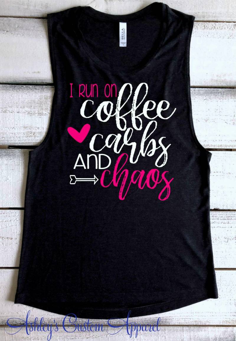Womens Workout Tank Top Ich Laufe Auf Kaffee Carbs Und Chaos Lustige Muskeltanks Carb Shirts Fließendes Training Niedliches Fitnessstudio Sommer Tops von AshleysCustomApparel