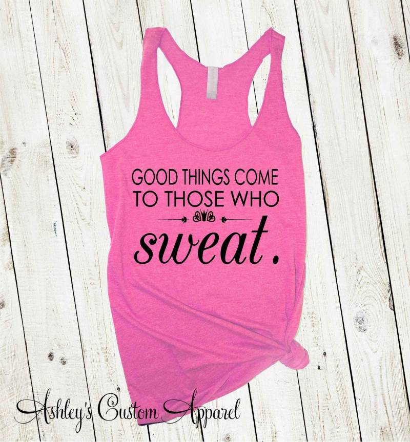 Inspirierendes Workout-Tanktop Gute Dinge Kommen Zu Denen, Die Schwitzen - Damen-Fitnessbekleidung Inspirierendes Workout-Tanktop Gute Dinge Kommen Zu Denen, Die Schwitzen - Damen-Fitnessbekleidung von AshleysCustomApparel