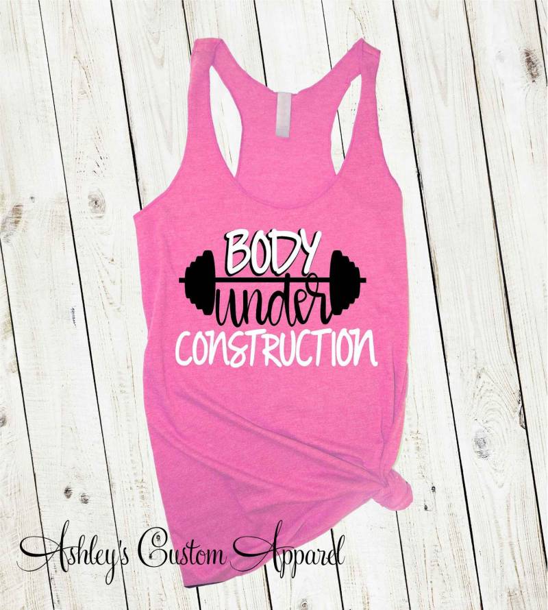 Workout Tanks Für Frauen Inspirierende Gym Shirts Im Bau Tank Übungskleidung Motivations-Fitnessstudio Zitate Gewichtsverlust T-Shirt von AshleysCustomApparel