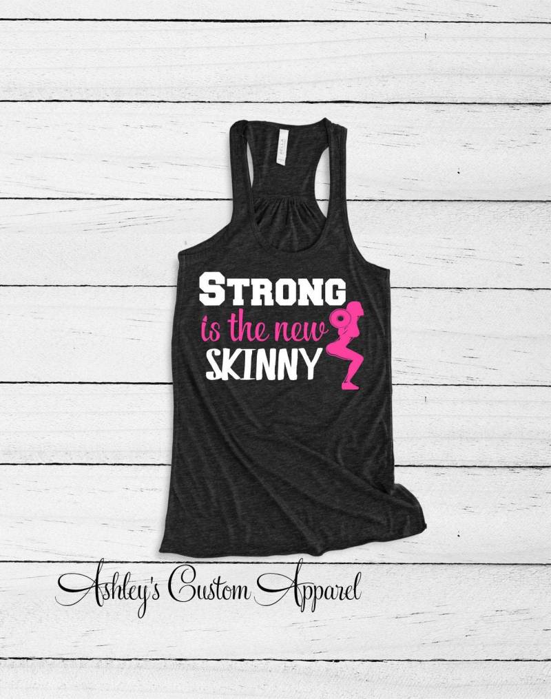 starkes Nicht Dünnes Racerback-Tanktop Frauen-Fitnessstudio-Motivation von AshleysCustomApparel