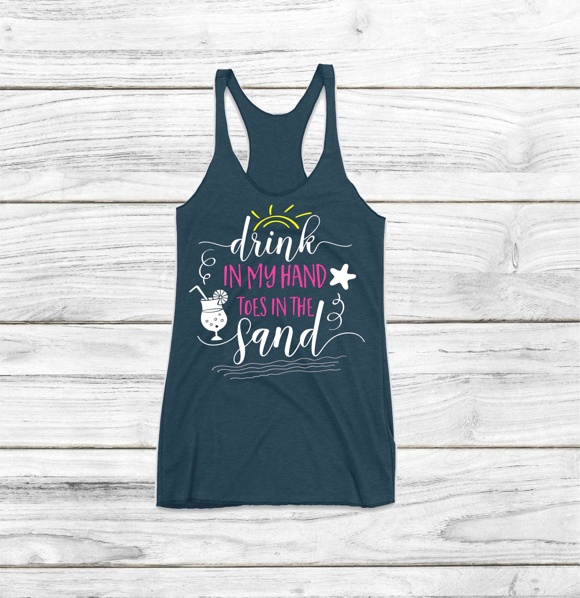 strand Tank Tops Getränk in Meiner Hand Zehen Im Sand Lustig Hemden Trinken T-Shirts Mädchen Wochenende Urlaub Tanks Sommer T-Shirt von AshleysCustomApparel