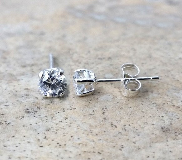 4 Mm Aaa Cubic Zirconia Ohrstecker in Sterling Silber Oder Gold 4 Mm Aaa Cubic Zirconia Ohrstecker in Sterling Silber Oder Gold von Ashpreys