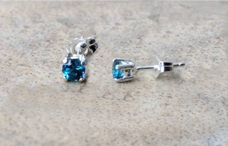 4 Mm Echte London Blue Topas Ohrstecker in Sterling Silber Oder Gold 4 Mm Echte London Blue Topas Ohrstecker in Sterling Silber Oder Gold von Ashpreys