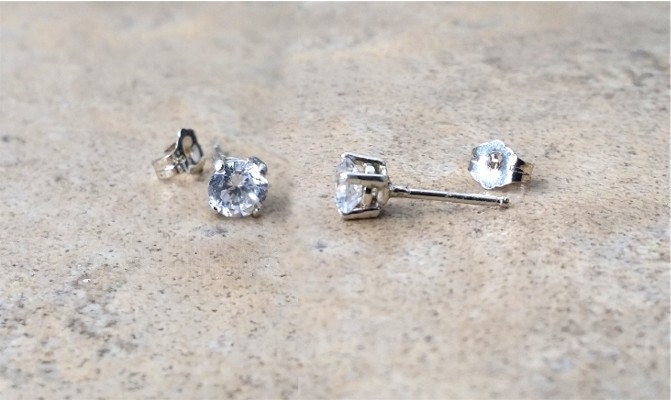 Aaa Cubic Zirconia Ohrstecker -5 Mm - in Sterling Silber Oder Gold Aaa Cubic Zirconia Ohrstecker -5 Mm - in Sterling Silber Oder Gold von Ashpreys