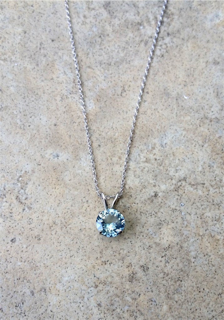 Aquamarin Anhänger Halskette 14K Weißgold Ohne Kette - Echter 8mm Runder März Geburtsstein 1.75 Karat Aquamarin Anhänger Halskette 14K Weißgold Ohne Kette - Echter 8mm Runder März Geburtsstein 1.75 Karat von Ashpreys