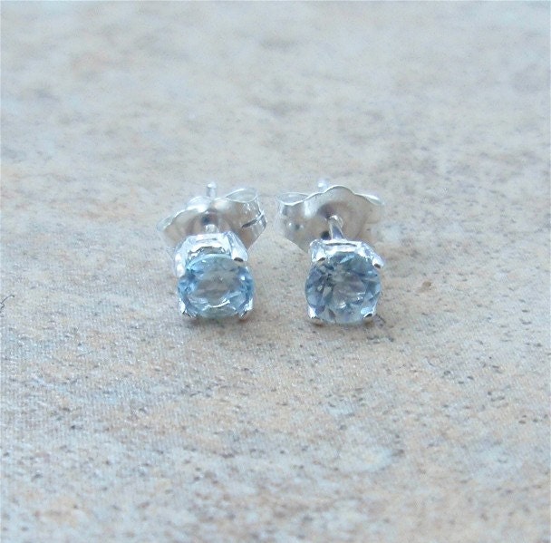 Aquamarin-Ohrstecker - 4 Mm in Sterling Silber Oder Gold Aquamarin-Ohrstecker - 4 Mm in Sterling Silber Oder Gold von Ashpreys