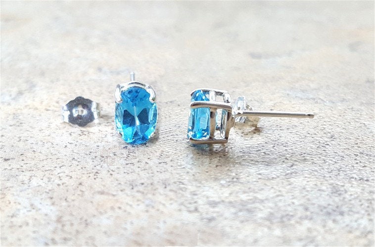 Blauer Topas-Ohrstecker - Swiss Blue in Silber Oder Gold Blauer Topas-Ohrstecker - Swiss Blue in Silber Oder Gold von Ashpreys