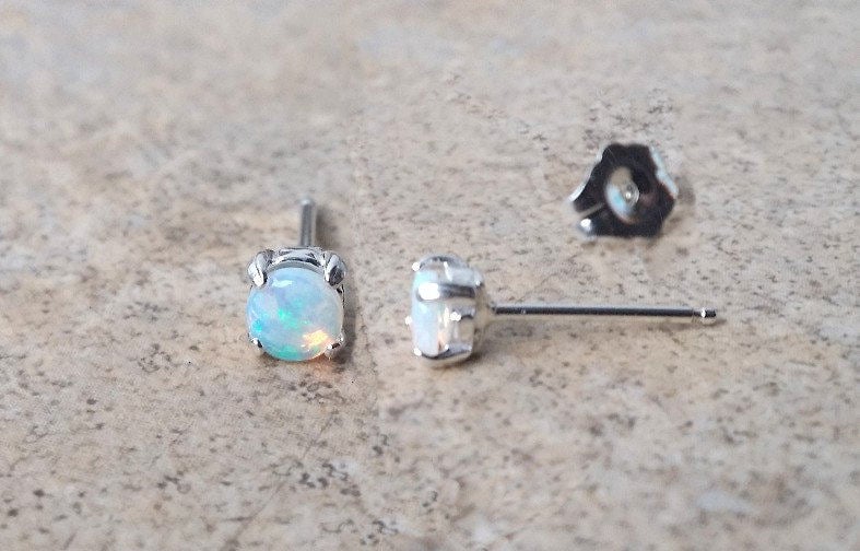 Echte Opal 4 Mm | Oktober Birthstone Ohrstecker in Sterling Silber Echte Opal 4 Mm | Oktober Birthstone Ohrstecker in Sterling Silber von Ashpreys