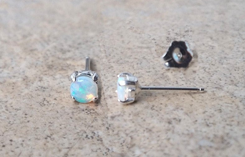 Echte Opal 4 Mm | Oktober Birthstone Ohrstecker in Sterling Silber Echte Opal 4 Mm | Oktober Birthstone Ohrstecker in Sterling Silber von Ashpreys